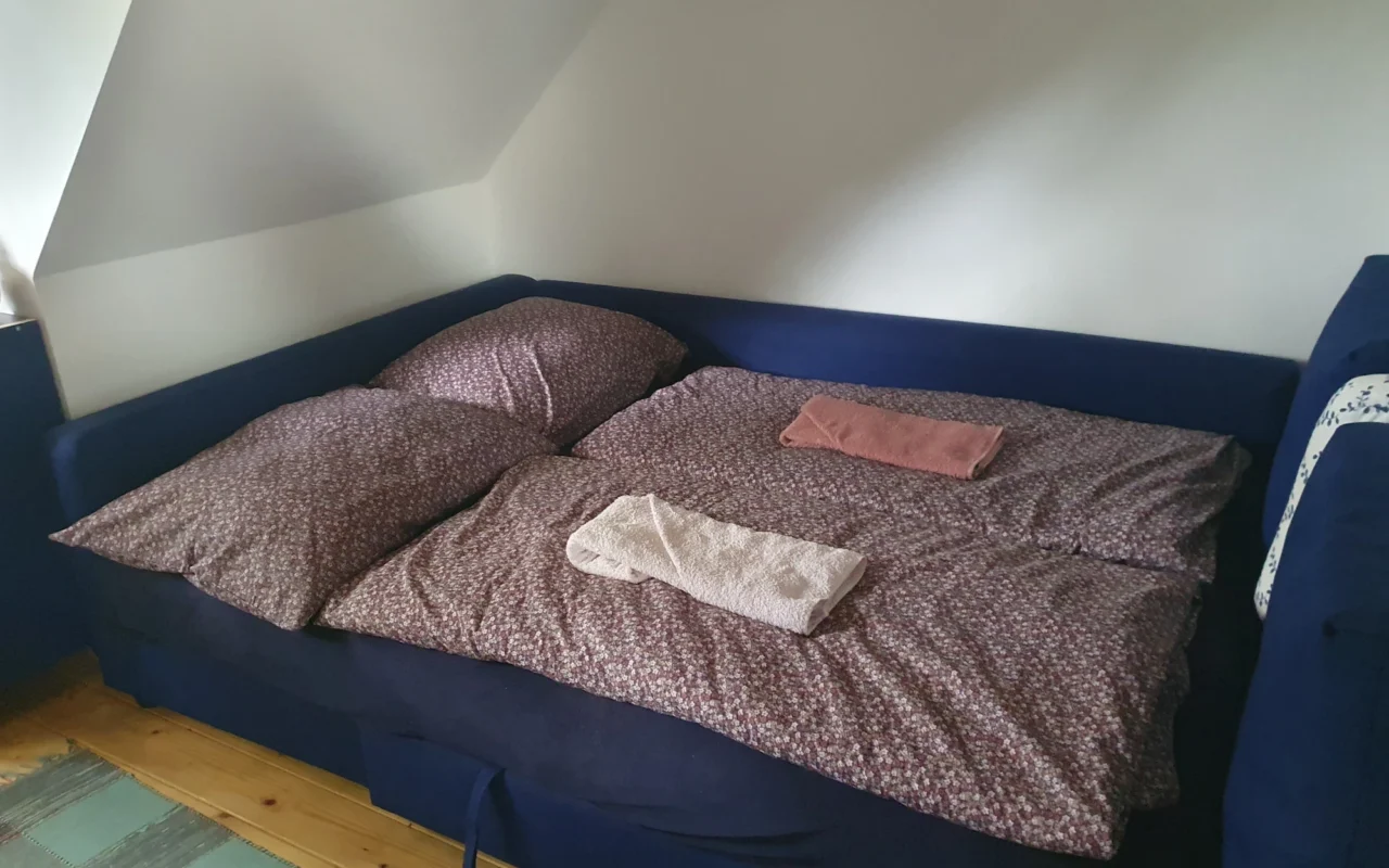 Tetőtéri hálószoba franciaággyal a Tőczkés Vendégházban