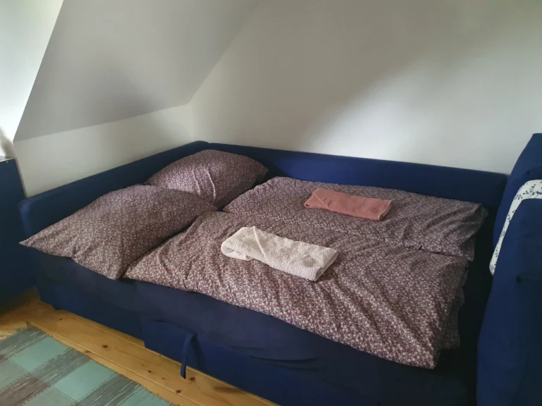 Tetőtéri hálószoba franciaággyal a Tőczkés Vendégházban