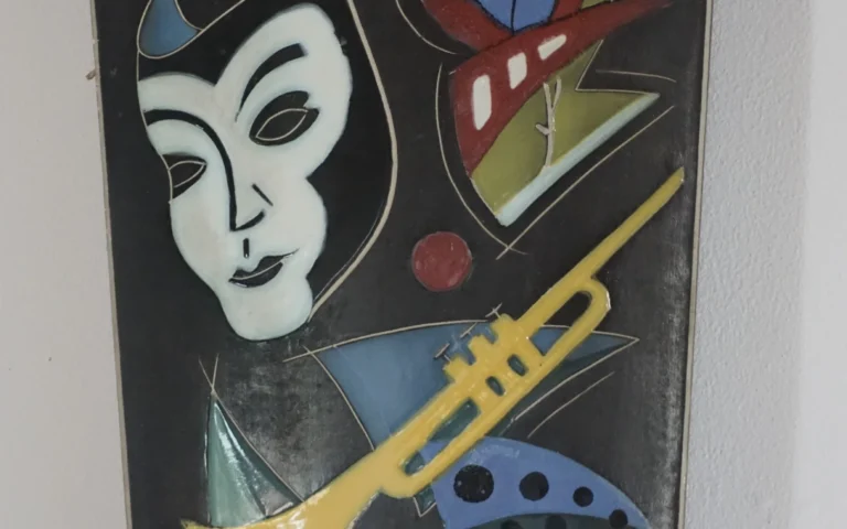 Művészi fali dekoráció a ZegZug vendégházban, karakteres belső részlet