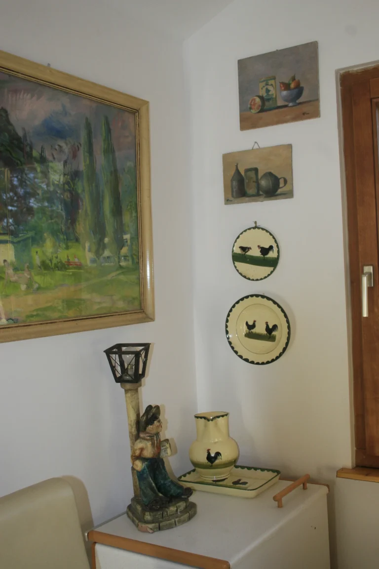 Belső dekoráció és fali részletek a ZegZug vendégházban