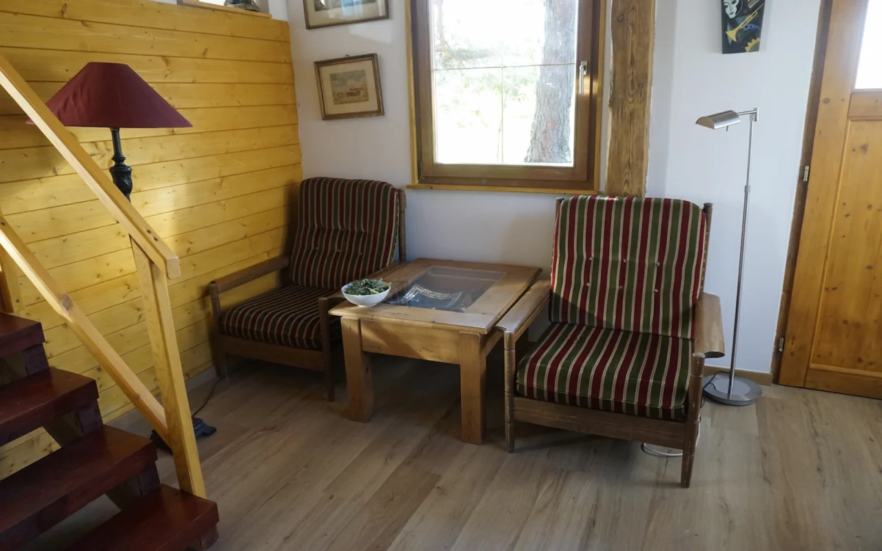 Előtéri ülőhely és pihenőtér a ZegZug vendégházban, otthonos berendezéssel