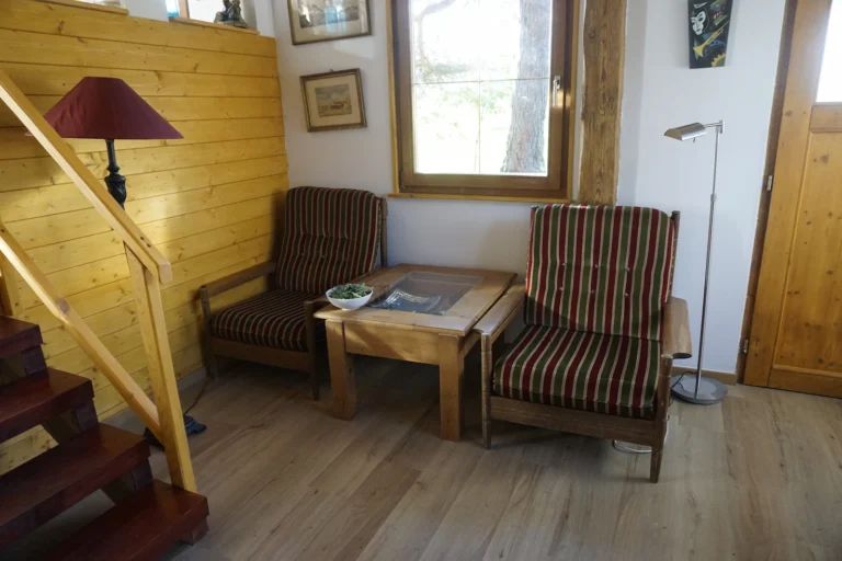 Előtéri ülőhely és pihenőtér a ZegZug vendégházban, otthonos berendezéssel