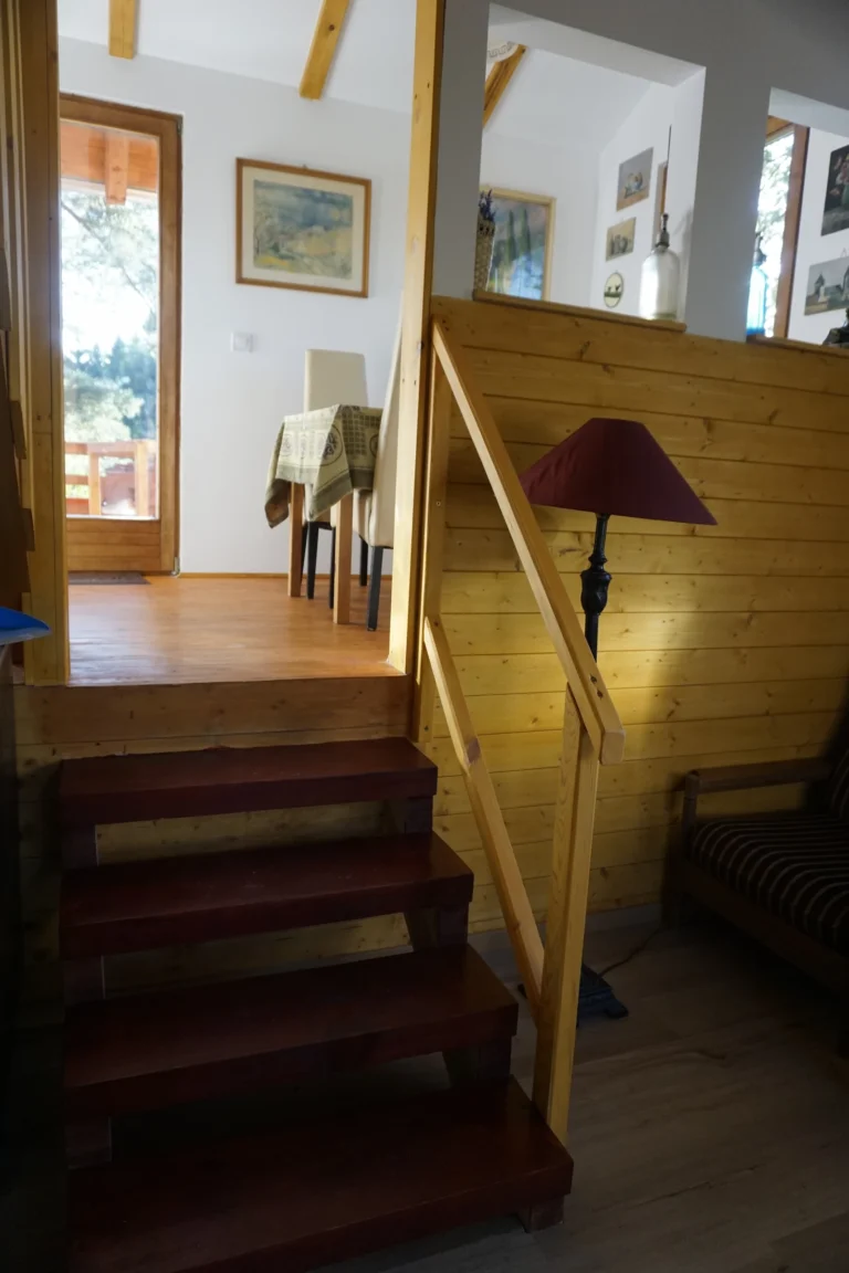 Lépcső és előtér belső nézet a ZegZug vendégházban