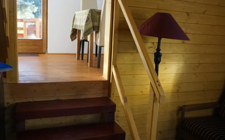 Lépcső és előtér belső nézet a ZegZug vendégházban