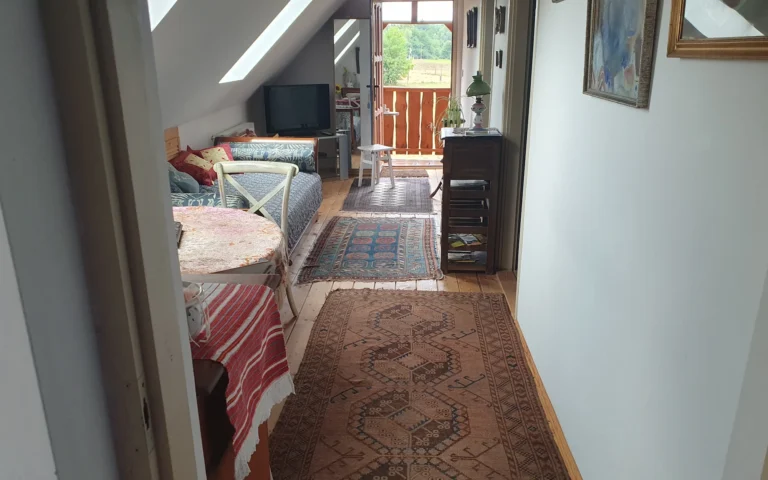 Folyosó és előtér belső nézete a Tölgyes Vendégházban, otthonos berendezéssel