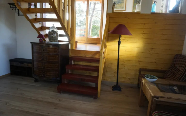 Előtér a lépcső mellett pihenősarokkal a ZegZug vendégházban