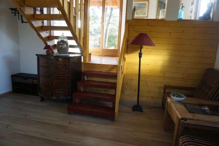 Előtér a lépcső mellett pihenősarokkal a ZegZug vendégházban