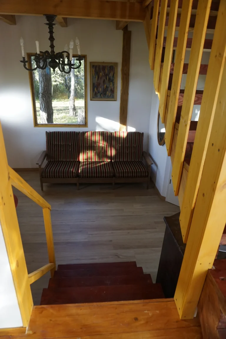Előtér és lépcső belső nézete a ZegZug vendégházban
