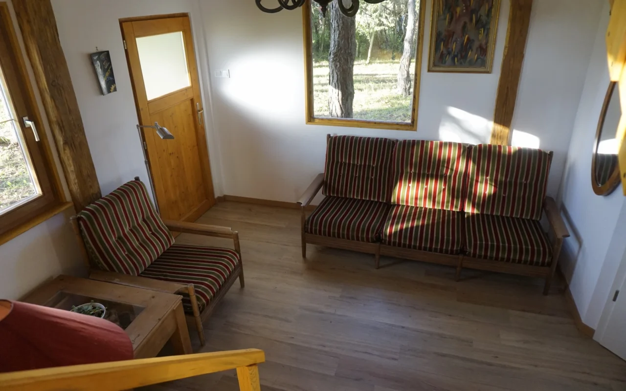 Társalgó és pihenősarok belső nézete a ZegZug vendégházban