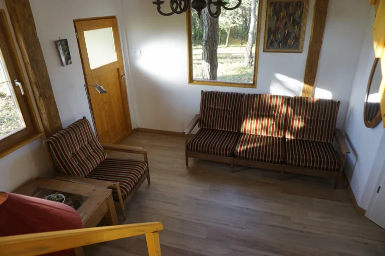 Társalgó és pihenősarok belső nézete a ZegZug vendégházban