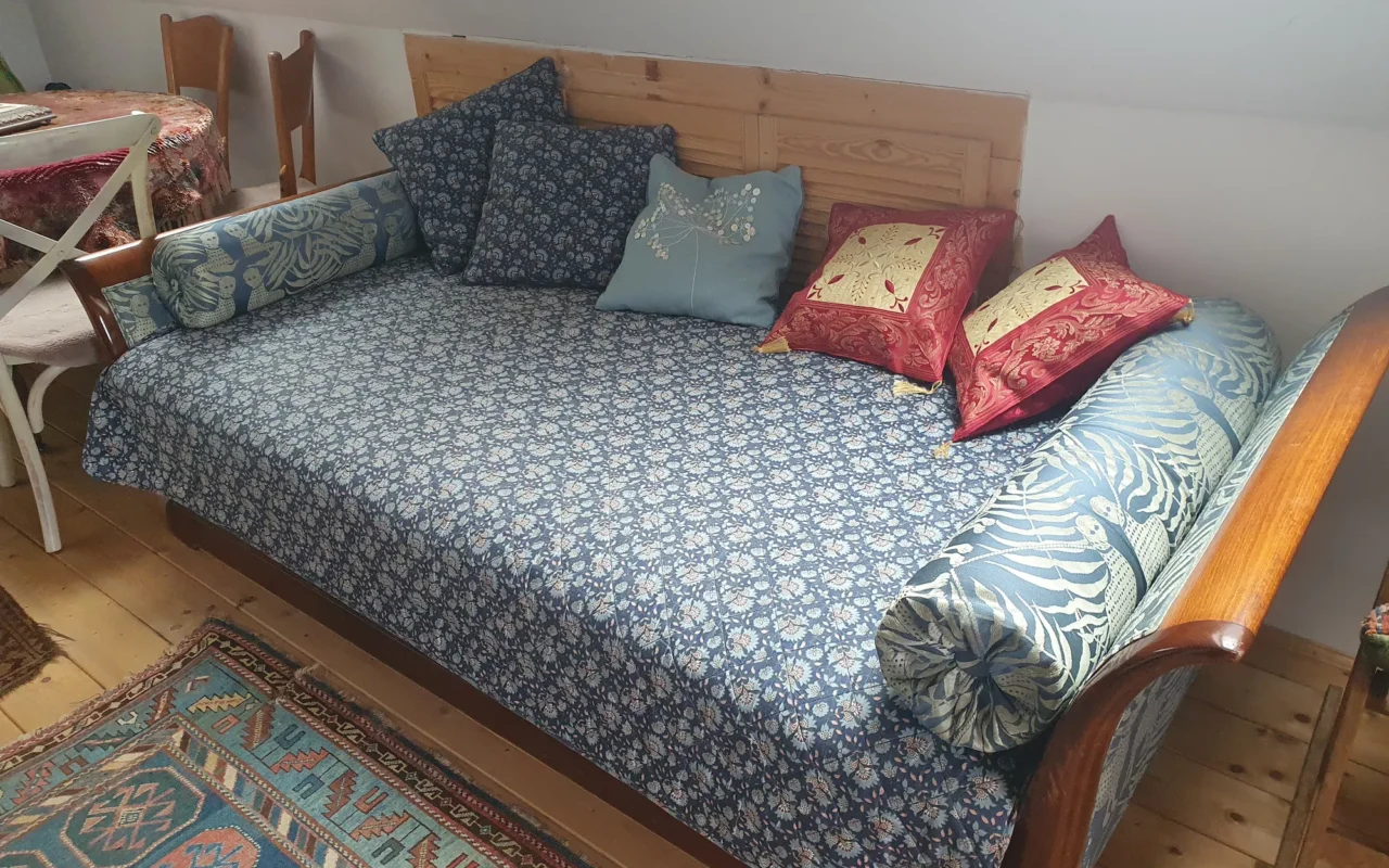 Előtérben található társalgó kanapéval a Tőczkés Vendégházban