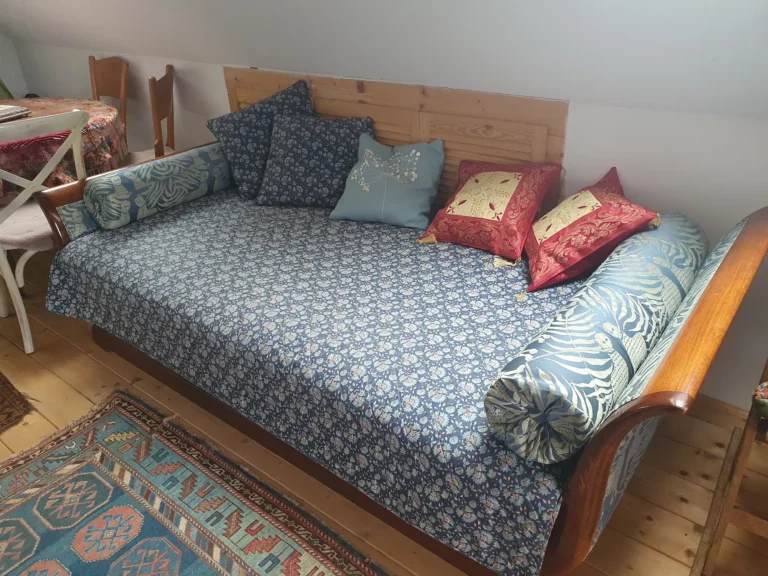 Előtérben található társalgó kanapéval a Tőczkés Vendégházban