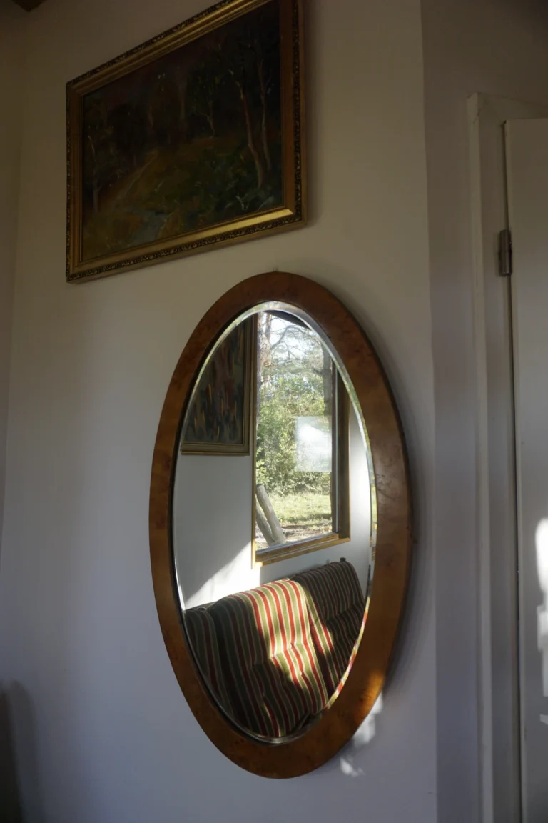 Előtérben található tükör és belső részlet a ZegZug vendégházban