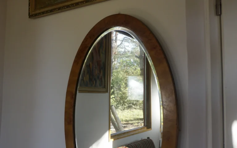 Előtérben található tükör és belső részlet a ZegZug vendégházban