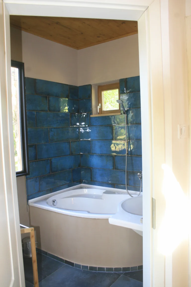 Fürdőszoba káddal a ZegZug vendégházban