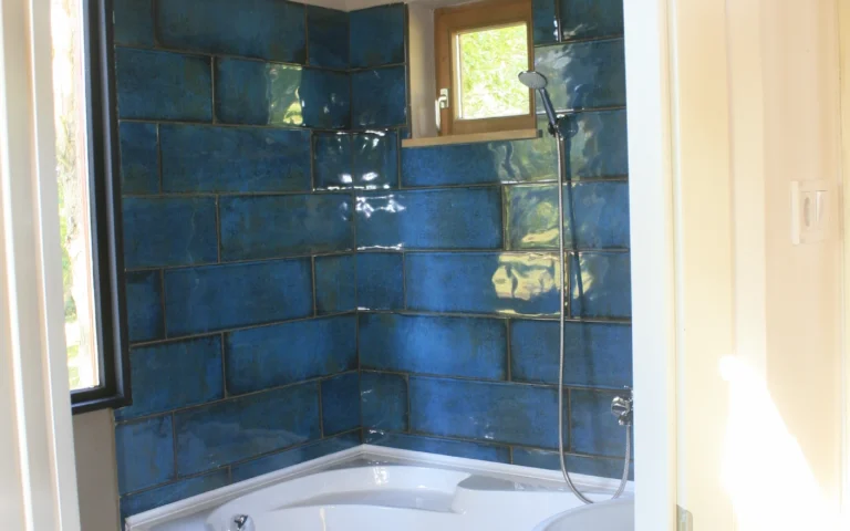 Fürdőszoba káddal a ZegZug vendégházban