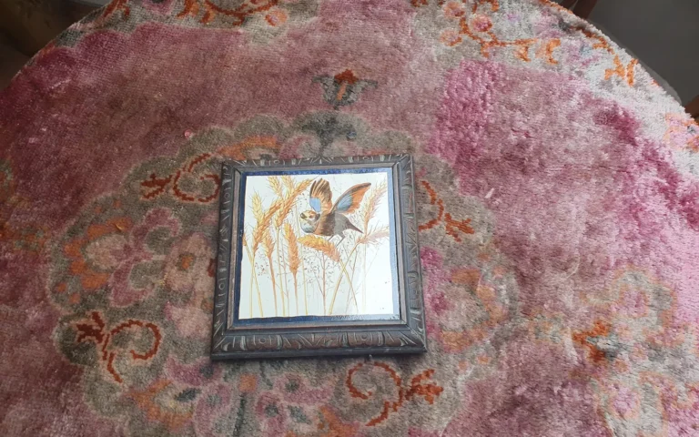 Hangulatos dekorációs részlet a vendégházban, kép és textil mintával