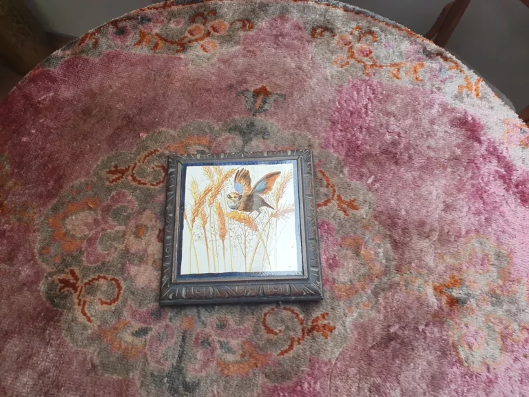 Hangulatos dekorációs részlet a vendégházban, kép és textil mintával