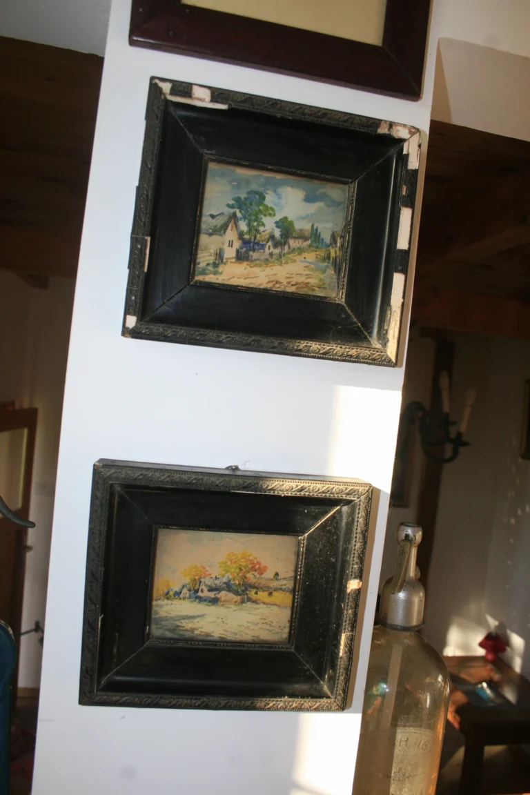 Fali képek és dekorációs részlet a ZegZug vendégházban