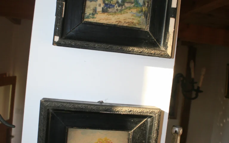 Fali képek és dekorációs részlet a ZegZug vendégházban