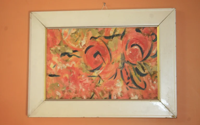 Fali kép és dekorációs részlet a ZegZug vendégházban