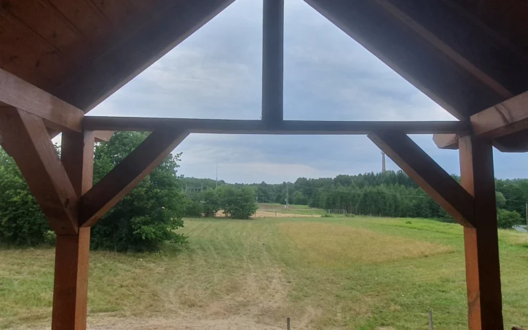 Kilátás a fedett teraszról a környező tájra Pankaszon