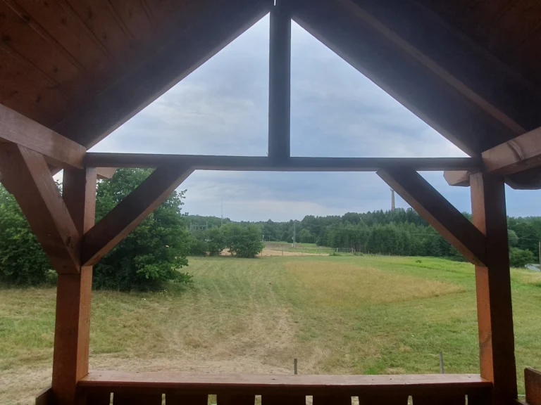 Kilátás a fedett teraszról a környező tájra Pankaszon