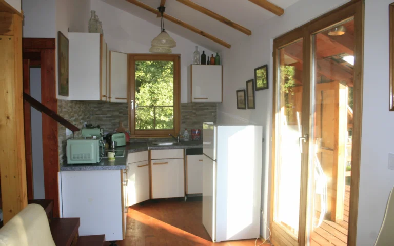 Konyha belső nézete a ZegZug vendégházban