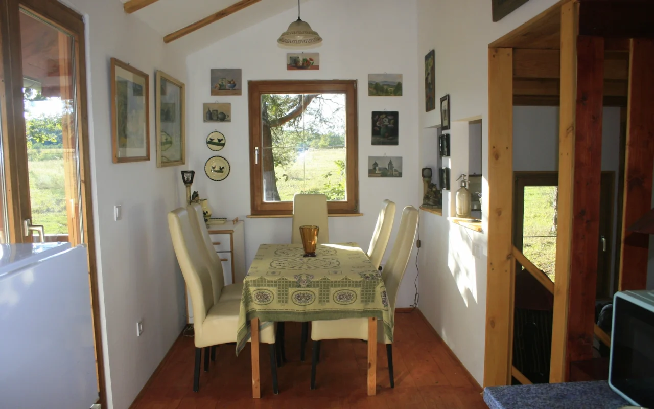 Étkező és közös tér a ZegZug vendégházban