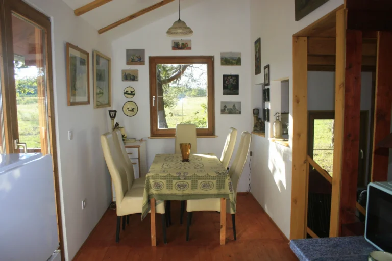 Étkező és közös tér a ZegZug vendégházban