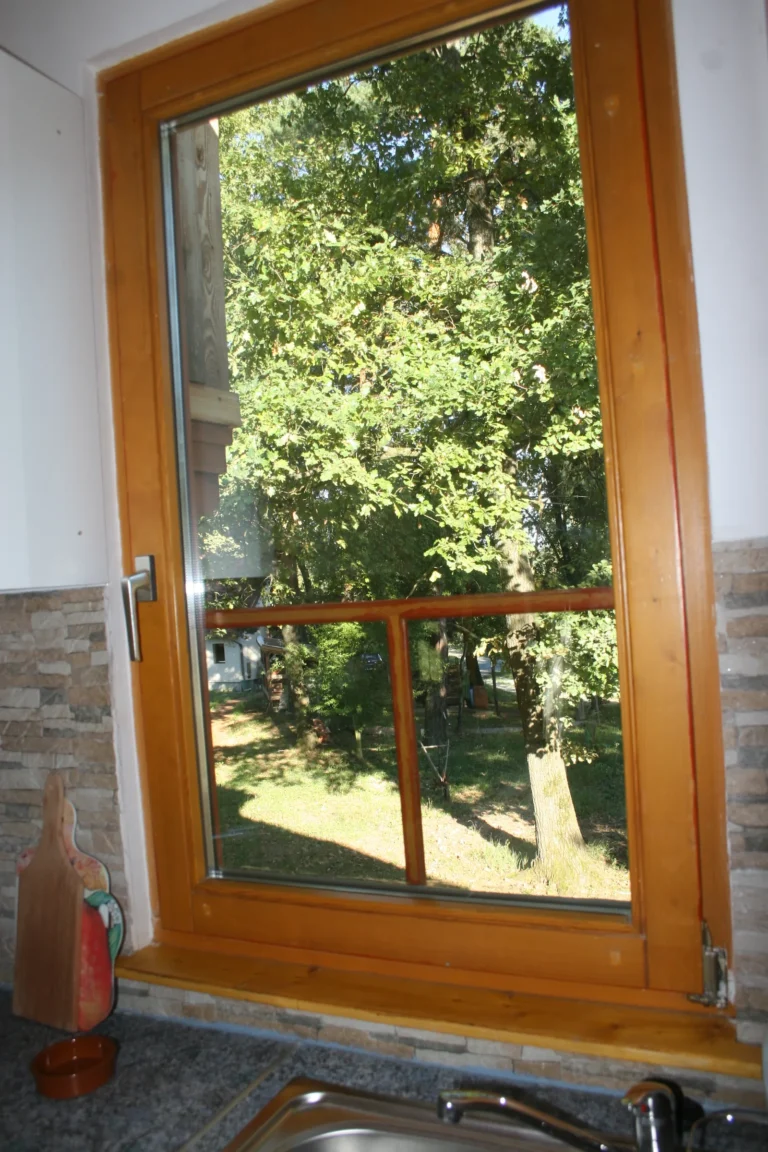 Konyha ablaknál, kilátással a ZegZug vendégházban