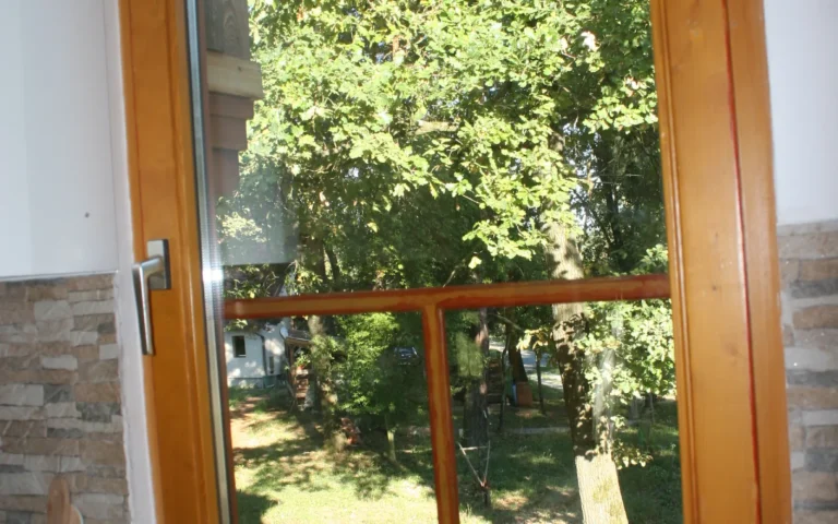 Konyha ablaknál, kilátással a ZegZug vendégházban