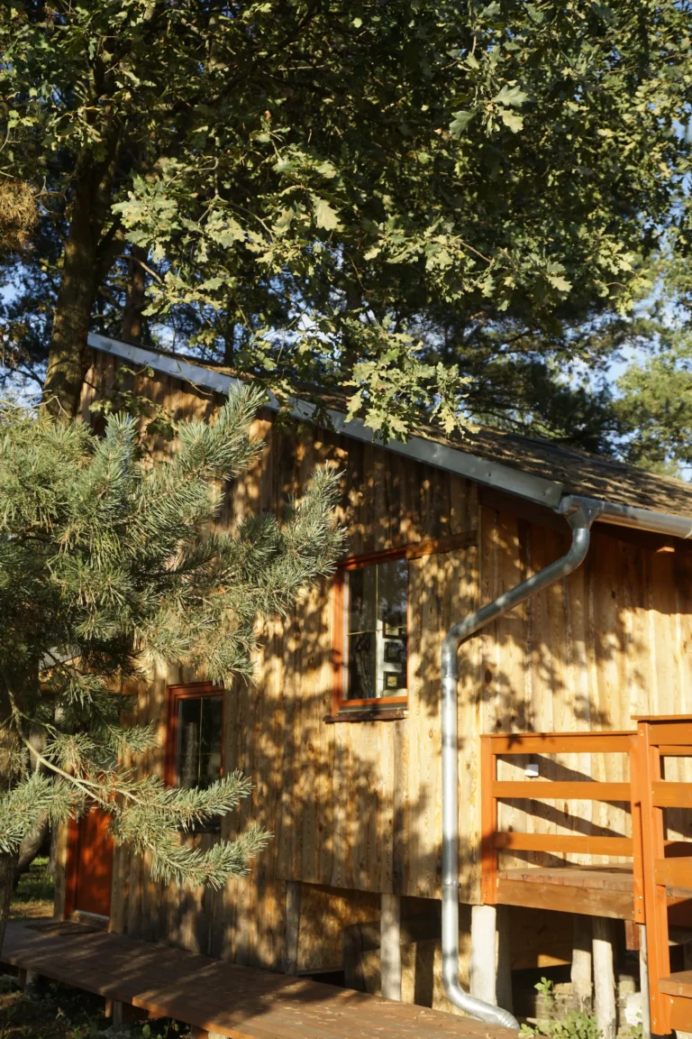 A ZegZug vendégház kültéri nézete a terasz és bejárat felől