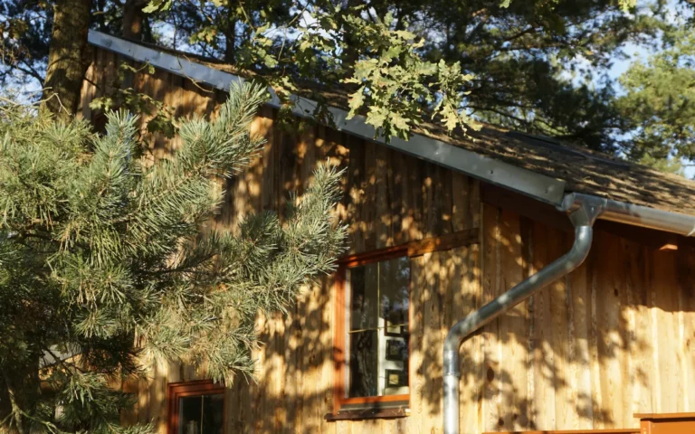 A ZegZug vendégház kültéri nézete a terasz és bejárat felől