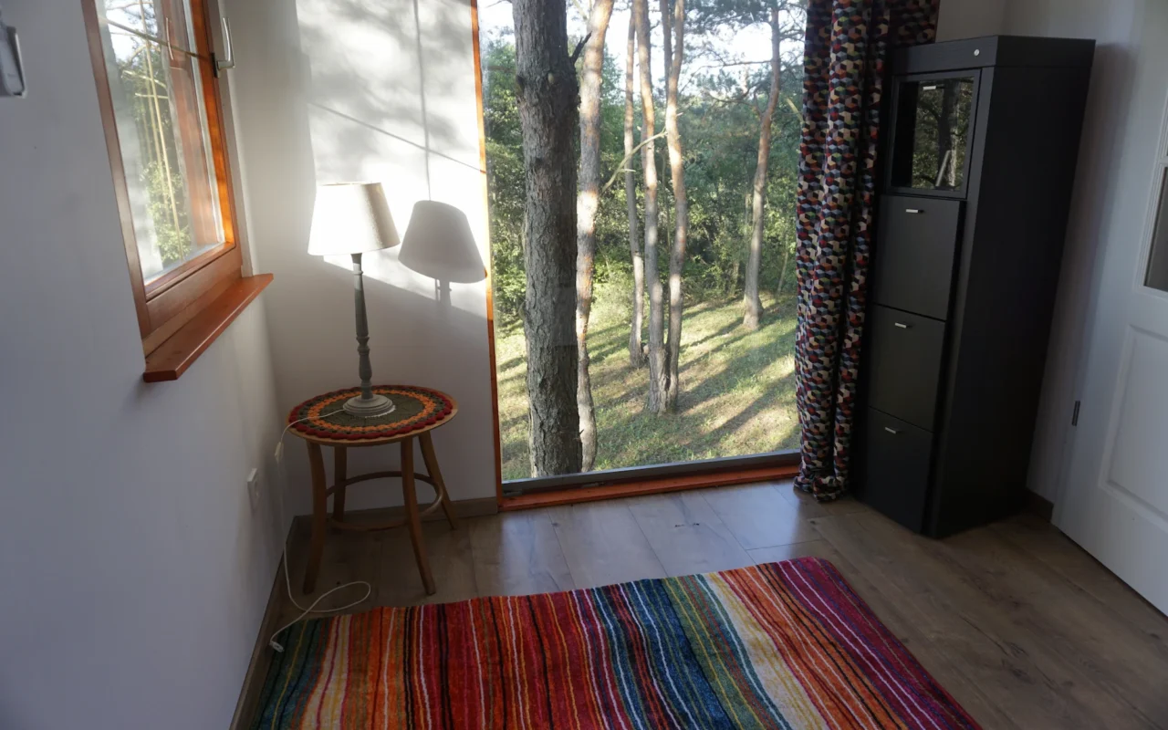 Nappali részlet nagy ablakkal és természetes fénnyel a ZegZug vendégházban