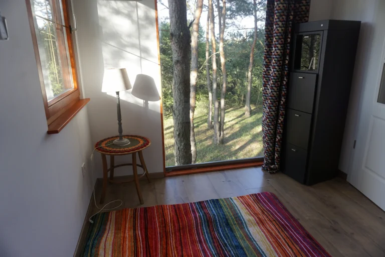 Nappali részlet nagy ablakkal és természetes fénnyel a ZegZug vendégházban