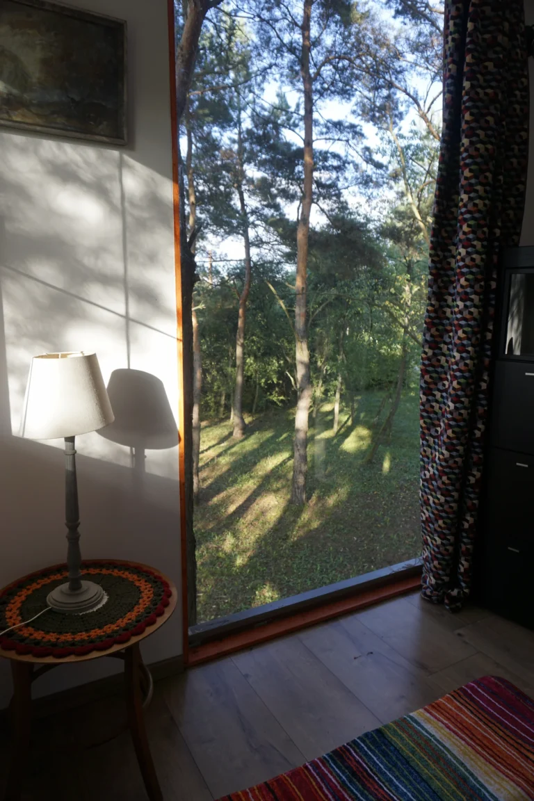 Nappali ablaknál, kilátással a ZegZug vendégházban