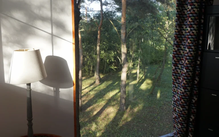 Nappali ablaknál, kilátással a ZegZug vendégházban