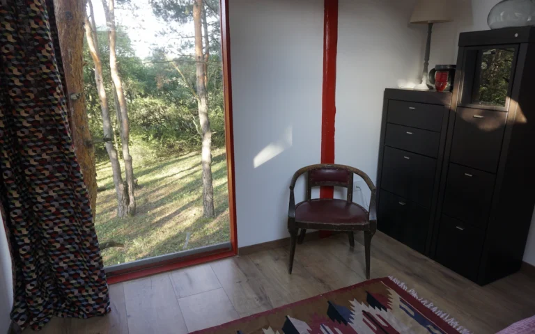 Nappali pihenősarok az ablak mellett a ZegZug vendégházban