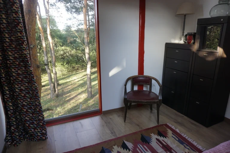 Nappali pihenősarok az ablak mellett a ZegZug vendégházban