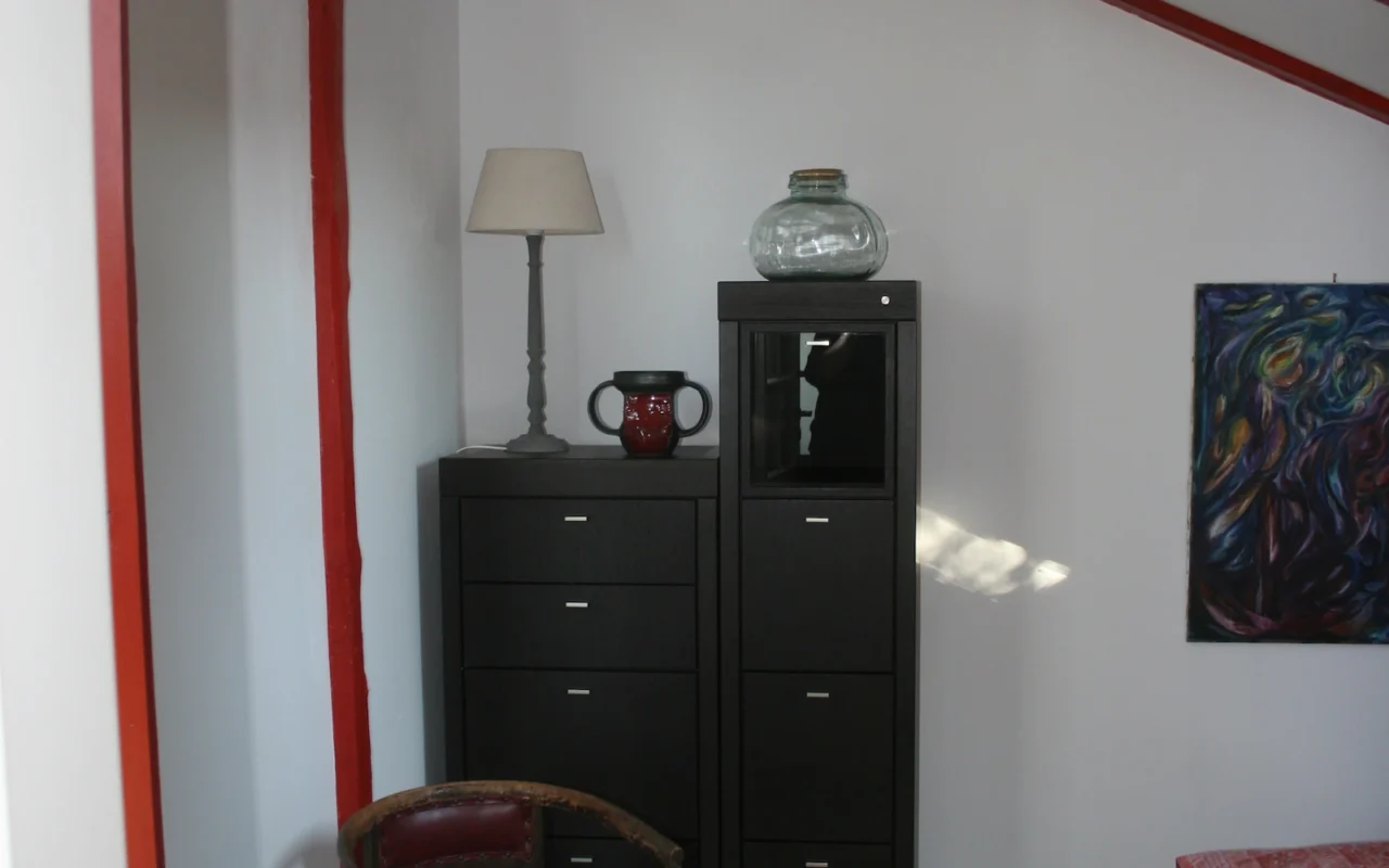 Nappali belső tér részlete a ZegZug vendégházban, otthonos berendezéssel