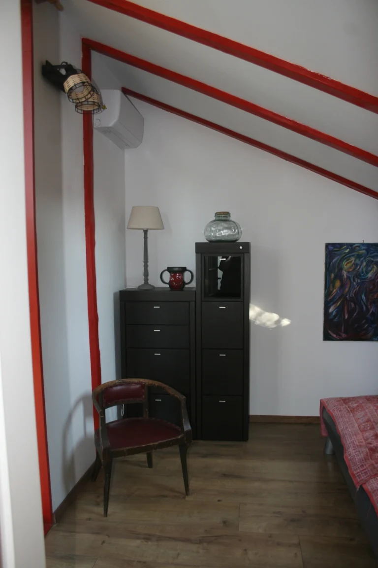 Nappali belső tér részlete a ZegZug vendégházban, otthonos berendezéssel