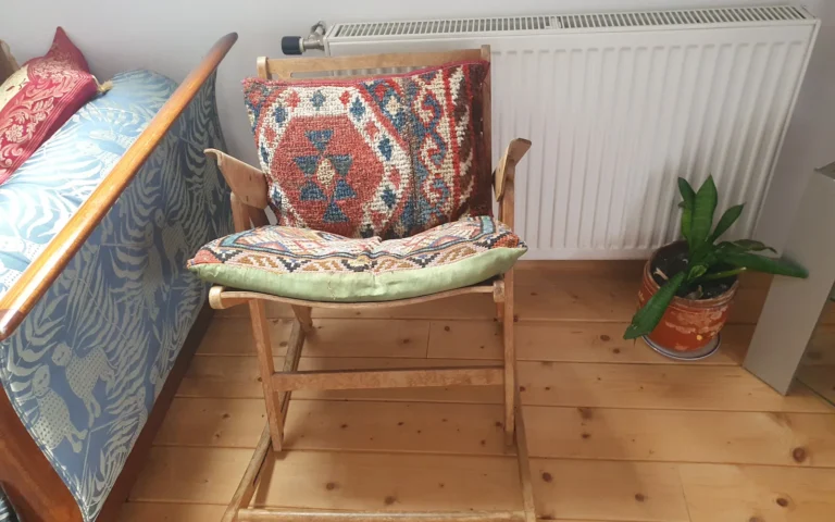 Olvasósarok székkel és párnával a vendégházban, hangulatos pihenőhely