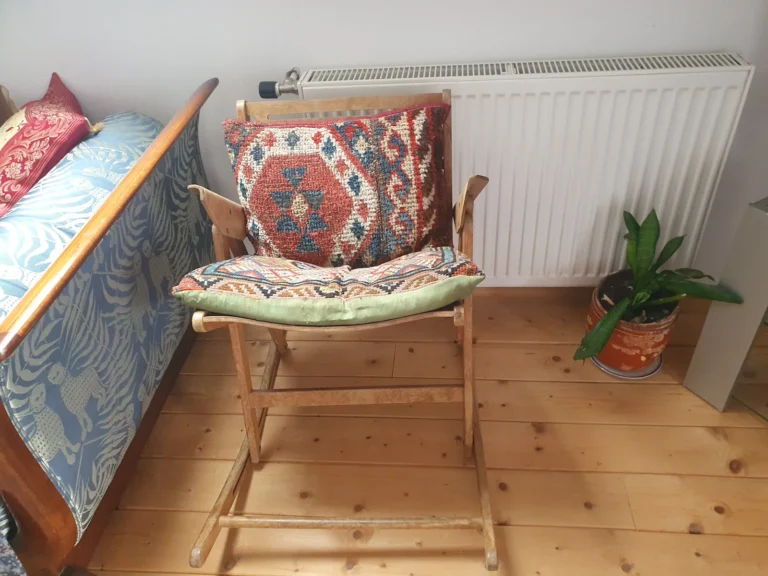 Olvasósarok székkel és párnával a vendégházban, hangulatos pihenőhely