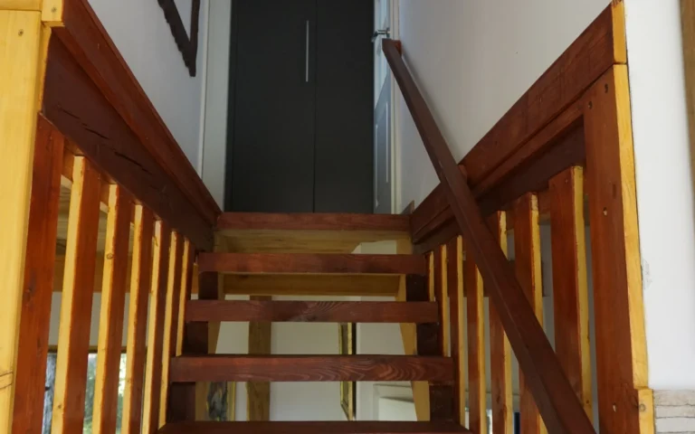 Lépcső az emeleti szobákhoz a ZegZug vendégházban
