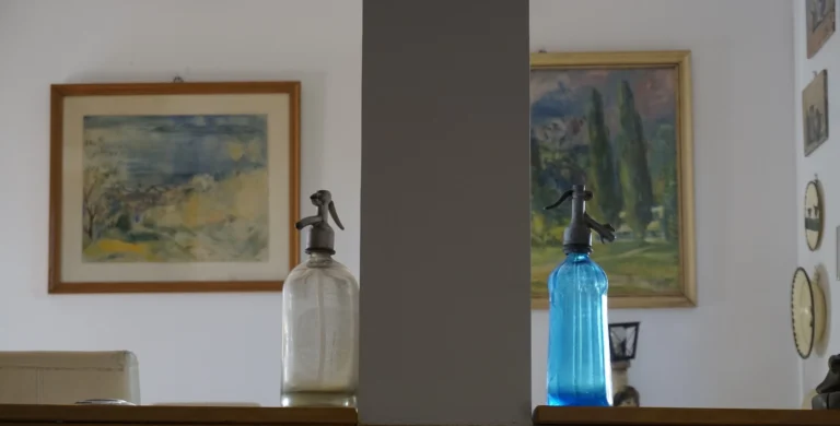 Szódásüveg és dekorációs részlet a ZegZug vendégházban