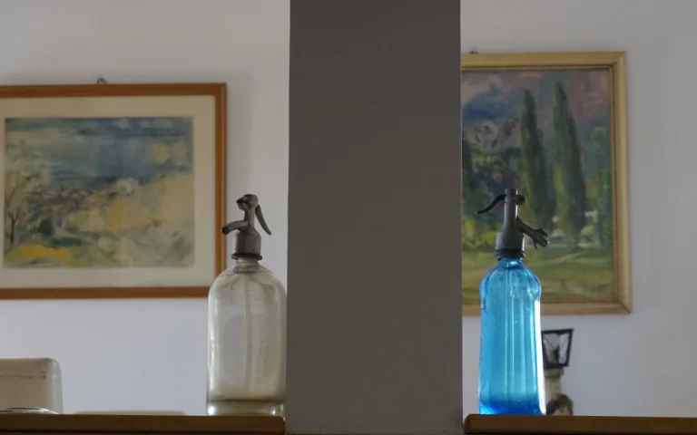 Szódásüveg és dekorációs részlet a ZegZug vendégházban