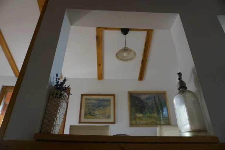 Szódásüveg részlet a falnál a ZegZug vendégházban