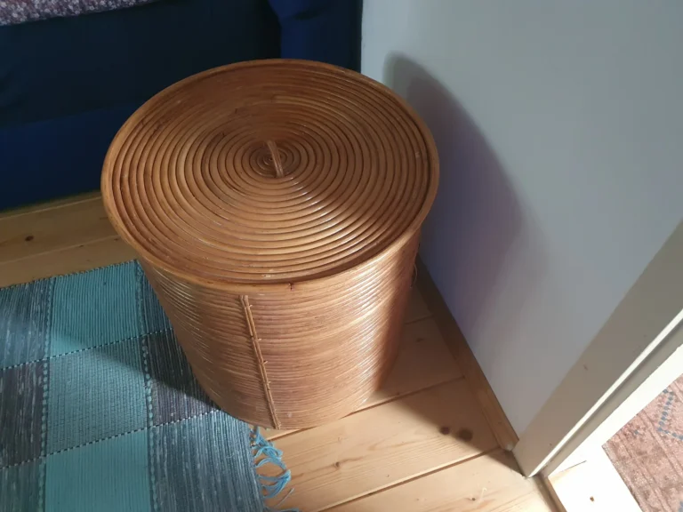 Fonott kiegészítő és belső részlet a vendégházban, természetes anyagokkal