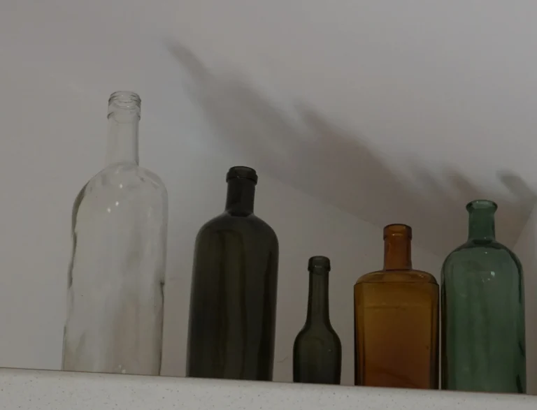 Üvegek és dekorációs részlet a ZegZug vendégházban, természetes fényben